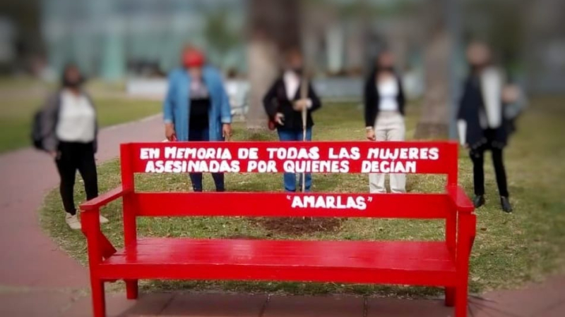 Colocarán bancos rojos en escuelas para sensibilizar sobre violencia de género