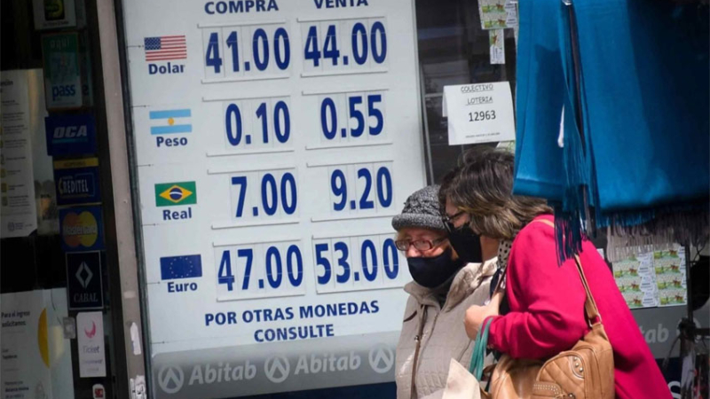 Casas de cambio uruguayas piden hasta $ 1.000 por dólar
