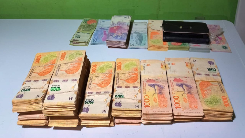 Desactivan una banda narco armada hasta los dientes y secuestran más de 2 millones de pesos