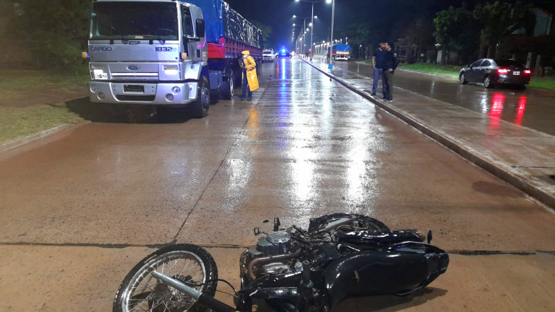 Accidente fatal en Castelli: un motociclista murió tras impactar contra un camión estacionado
