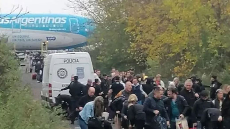 Amenaza de bomba en un avión de Aerolíneas Argentinas que estaba por despegar