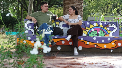 Feriado con comercios abiertos y familias disfrutando el día