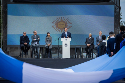 Coqui acto bandera 1.jpg
