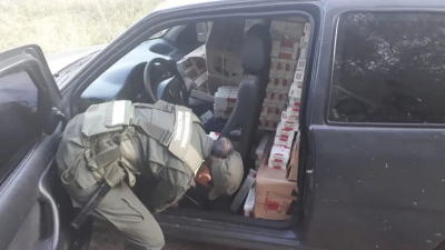 Apenas podían conducir entre cajas de cigarrillos