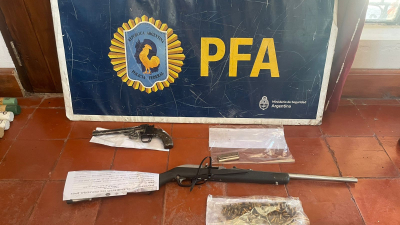 Allanaron una estancia donde un sujeto posó con un puma cazado como trofeo