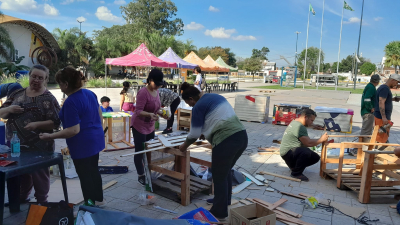 Voluntarios fabrican cuchas con material reciclable