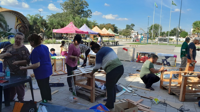 Voluntarios fabrican cuchas con material reciclable