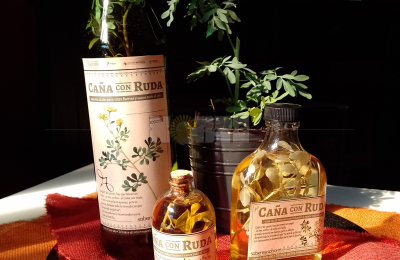 La caña con ruda ya espera sobre la mesa de los chaqueños 