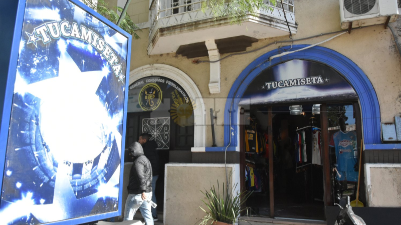 Robaron un local de camisetas deportivas y se llevaron todas las de Chaco For Ever