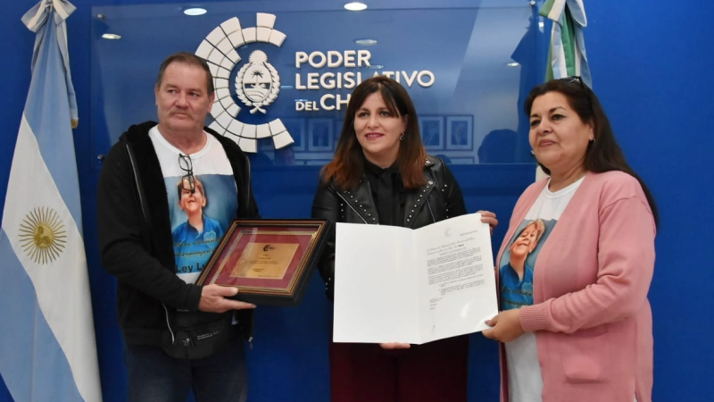 La diputada Ayala entregó reconocimiento a los abuelos de Lucio Dupuy
