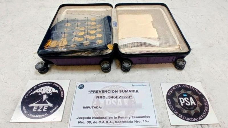 Quiso subir a un avión con seis kilos de monedas de oro en su valija