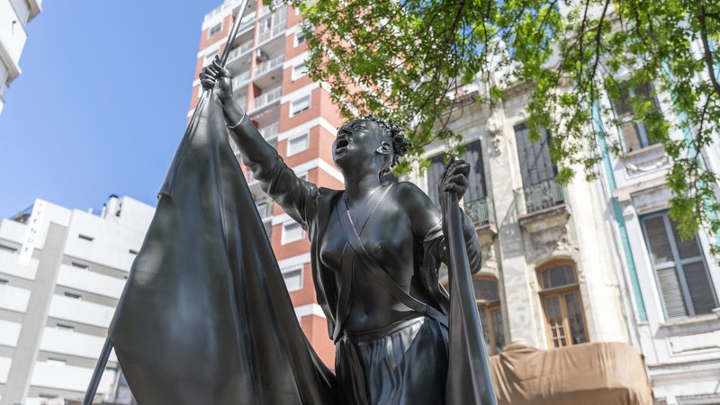 Vandalizaron una escultura dedicada a la Madre de la Patria