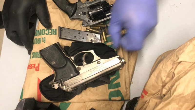 Secuestraron armas y dinero utilizados en el robo comando a cooperativa de Pampa del Indio