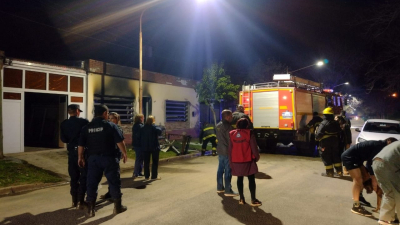 Una mujer murió quemada y su hijo de 15 está muy grave y acusan a su pareja de prenderlos fuego