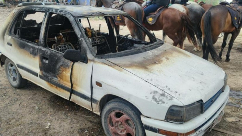 Manifestantes queman un auto en protesta contra la Aduana paraguaya