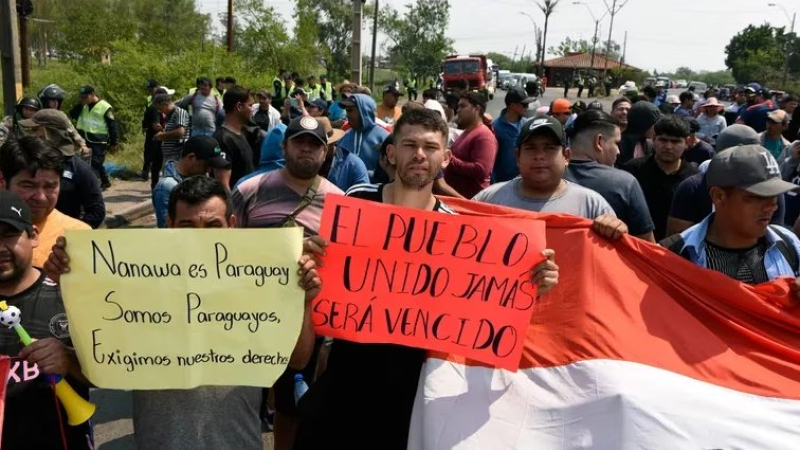 Empresarios y paseros paraguayos enfrentados por el contrabando
