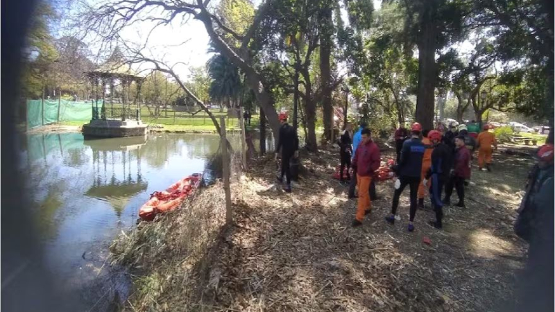 Hallan el cadáver de un hombre en uno de los lagos del barrio de Palermo