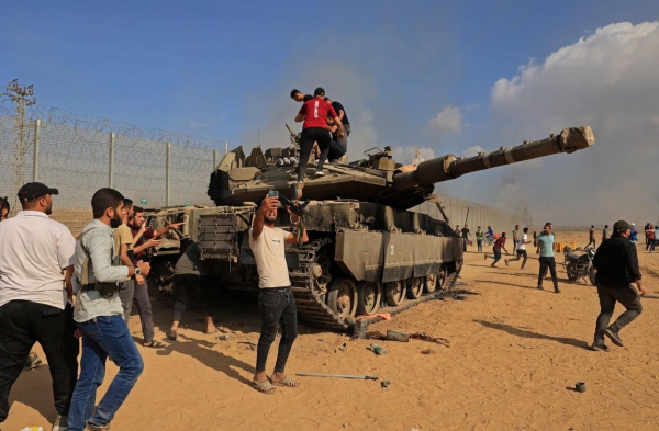 Los palestinos toman el control de un tanque israelí después de cruzar la valla fronteriza con Israel desde Khan Yunis en el sur de la Franja de Gaza. Foto de SAID KHATIB / AFP.