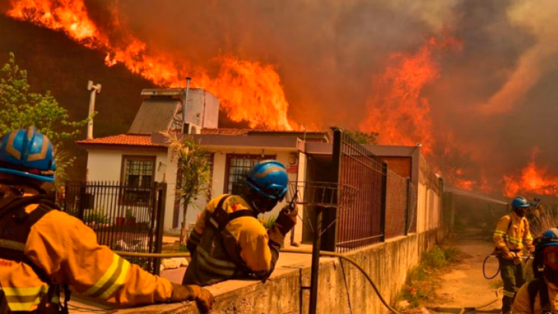 Dramáticas imágenes de los incendios en Córdoba: el fuego alcanzó viviendas y hay personas evacuadas