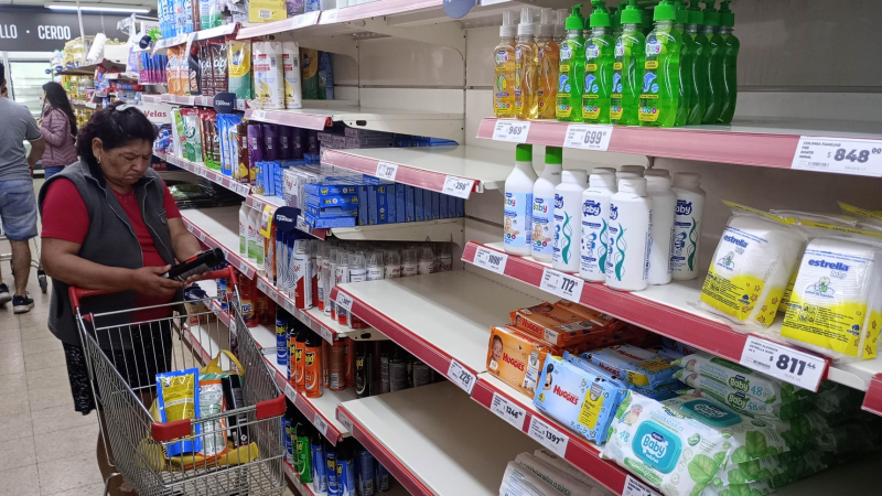 Supermercados auguran falta de stock por la corrida cambiaria