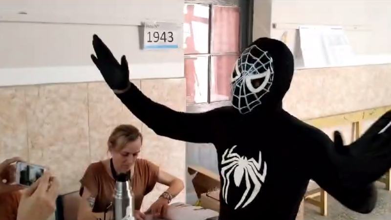 Spiderman votó en una escuela saenzpeñense