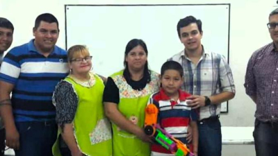 Estudiantes de escuelas técnicas crearon brazo mecánico para un niño