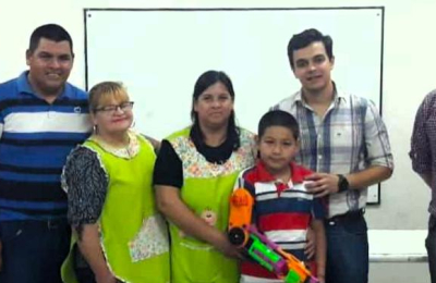 Estudiantes de escuelas técnicas crearon brazo mecánico para un niño