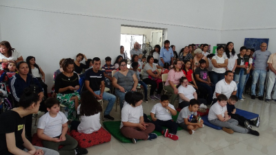 Docente cuenta cómo construyen un taller que integra a chicos con discapacidad