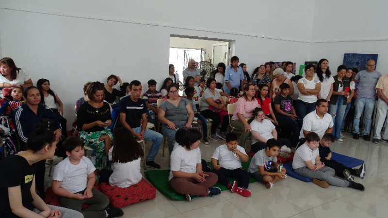 Docente cuenta cómo construyen un taller que integra a chicos con discapacidad