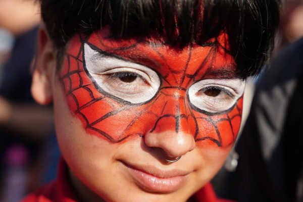 Un nene con maquillaje de spiderman (Franco Fafasuli)