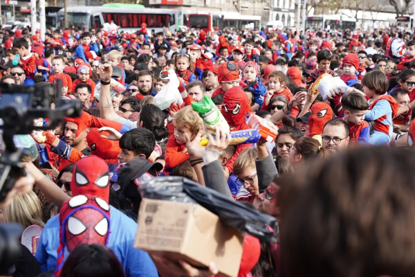 Un plano general de la multitud de spidermans