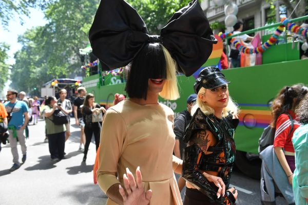 Cada cual marcha con su estilo: moñazos, trajes de cuero, todo vale para celebrar la jornada.