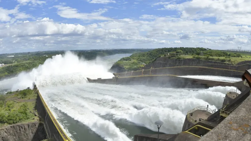 Itaipú abrió sus compuertas y se espera una fuerte creciente del río Paraná
