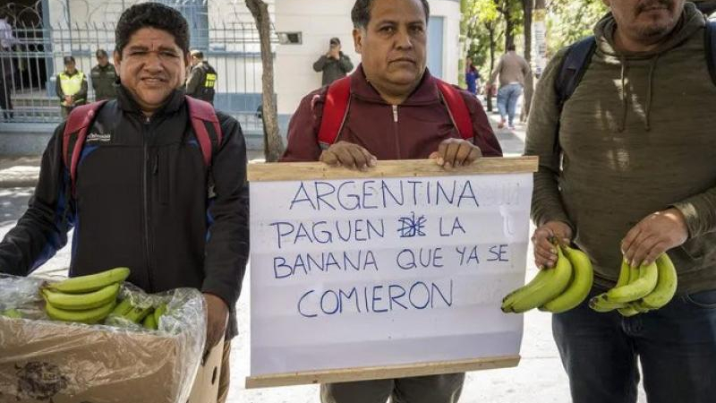 Productores de Bolivia exigen que Argentina "pague las bananas que ya comieron"