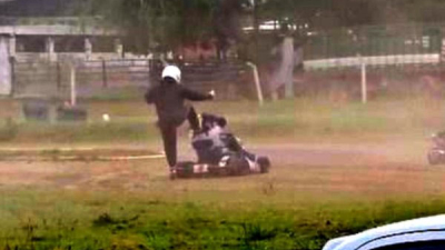 Un piloto de karting desmayó a golpes a otro en medio de una carrera