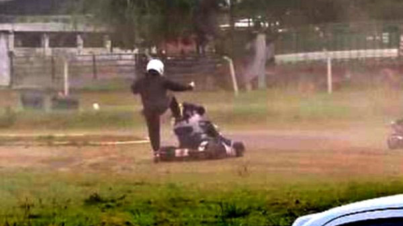 Un piloto de karting desmayó a golpes a otro en medio de una carrera