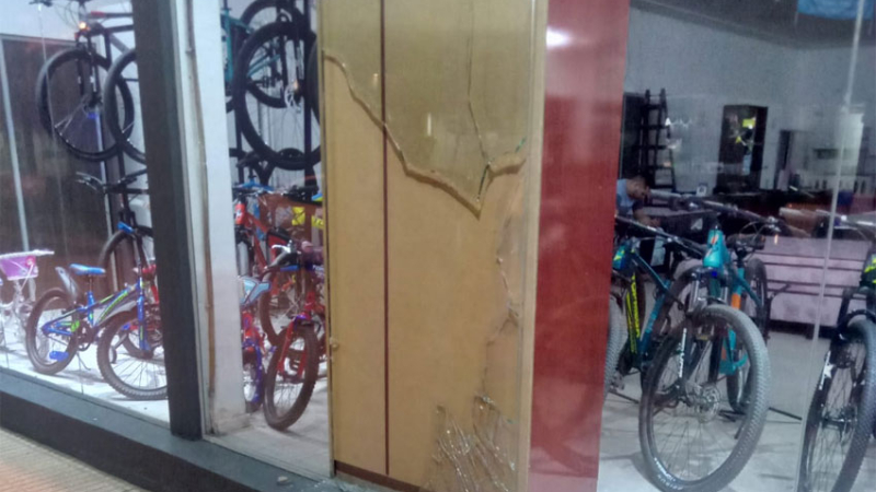 De un piedrazo rompió la vidriera de un comercio céntrico y se llevó una bicicleta