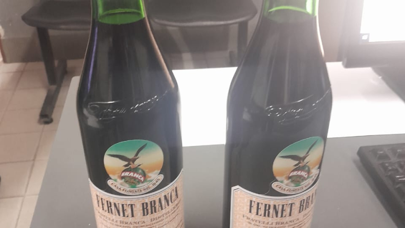 Resistencia: se llevaron dos fernet sin pagar de un supermercado