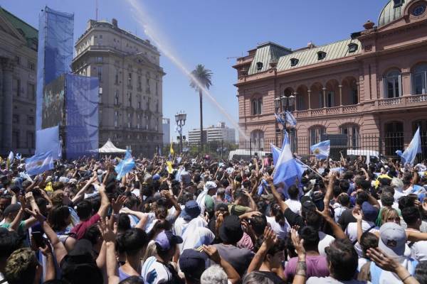 Una multitud espera la llegada del presidente electo Javier Milei en Plaza de Mayo, Foto: Fernando de la Orden.