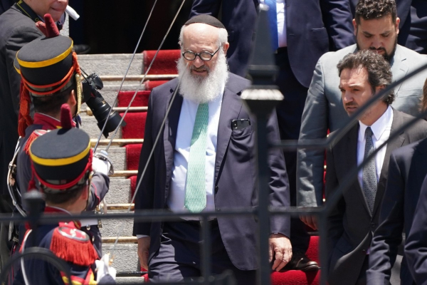 Eduardo Elsztain en las escalinatas del Congreso de la Nación. Foto: Juano Tesone.