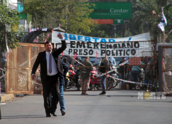 El abogado Juan Arreguin festeja el logro en el proceso que confirmó la prisión preventiva de los Sena. 04-08-23. Fabián Maldonado/NORTE.