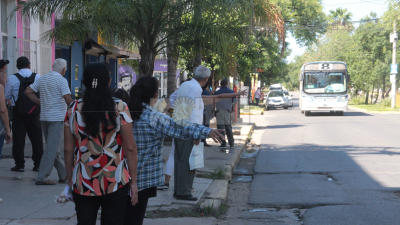 Gran malestar de los usuarios de colectivos, con esperas de hasta casi una hora