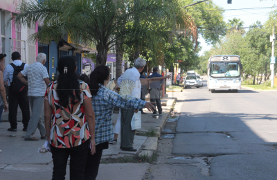 Gran malestar de los usuarios de colectivos, con esperas de hasta casi una hora
