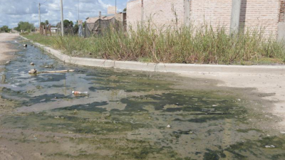 Vecinos rompen conexiones cloacales para evitar que el agua ingrese en sus casas