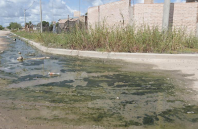 Vecinos rompen conexiones cloacales para evitar que el agua ingrese en sus casas