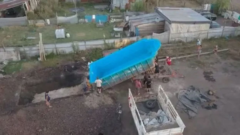 Insólito: robaron una pileta a medio llenar y la encontraron instalada en un terreno tomado