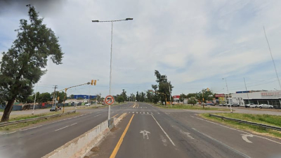 Un camionero se estacionó en un semáforo y fue asaltado