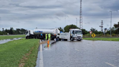 Autopista Buenos Aires - Rosario: el agua tapó el asfalto tras el fuerte temporal