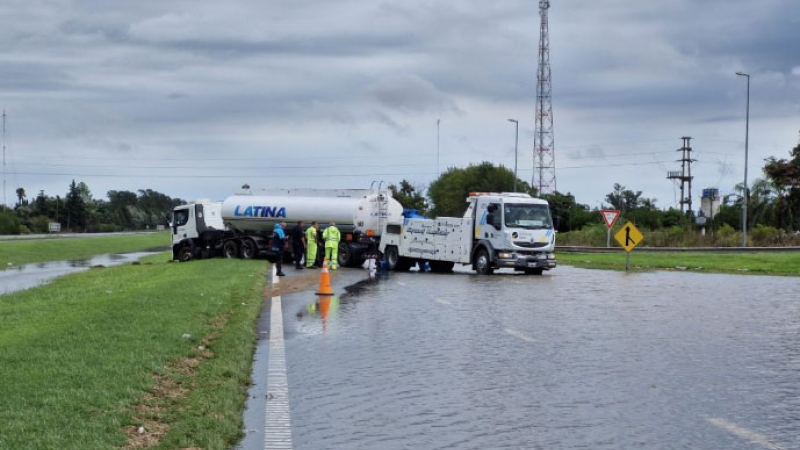 Autopista Buenos Aires - Rosario: el agua tapó el asfalto tras el fuerte temporal