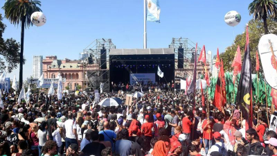 Una multitud colmó la Plaza de Mayo en el acto por el Día de la Memoria